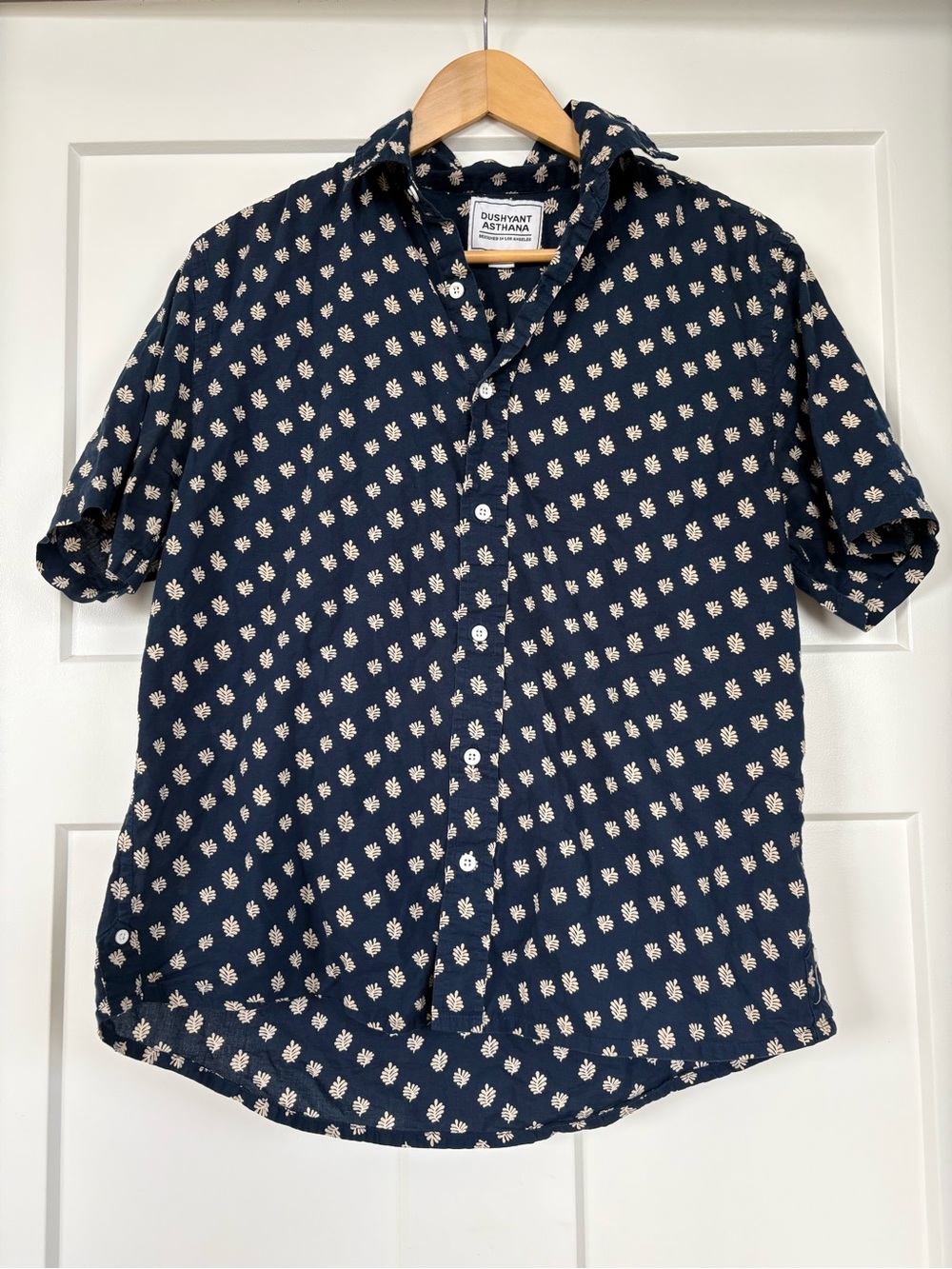 Men’s Navy Floral Short Sleeve Button-Up Shirt by: DUSHYANT ASTHANA Size: Medium